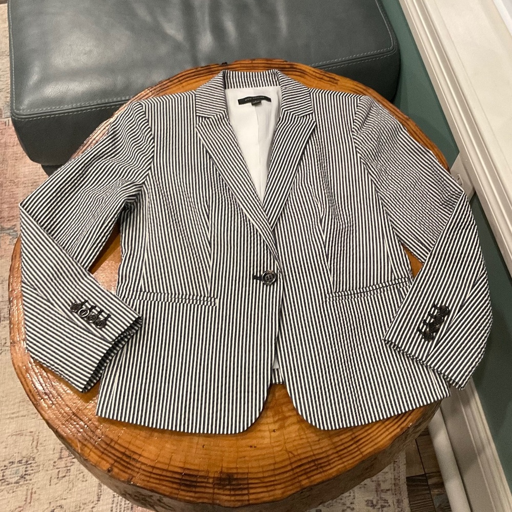 Ann Taylor Fitted Navy Blue and White Seersucker Pinstripe Blazer Jacket